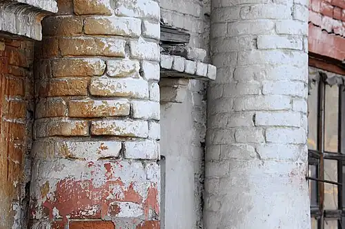 Колонны в оформлении фасада Второй плавильной фабрики