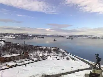 Вид на Варламову губу (слева) и Кольский залив (справа)