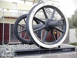 Колёсная пара начала XX века, найдена на глубине 2 метров при проведении ремонтных работ. Находится у сборочного цеха пассажирского вагонного депо