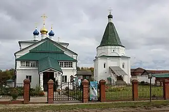 Покровская (слева) и Никольская церкви