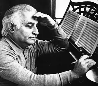 Исаак Шварц за роялем в рабочем кабинетев Сиверском, 1999 год