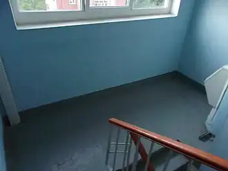 Лестничная площадка между 6 и 7 этажами, где произошло убийство.