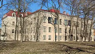 Служебное здание в квартале напротив