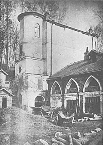 «Красный замок» (постройка с башнями на заднем плане) в имении Рябово на фотографии начала XX века