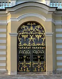 Грот в Кусково. Входная решётка