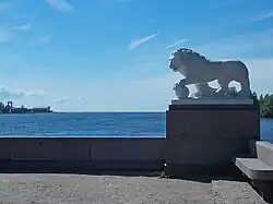 Лев на Западной стрелке Елагина острова