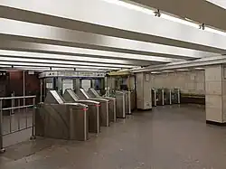 Турникеты в южном вестибюле