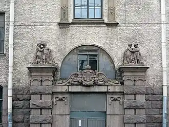 Путти над главным входом