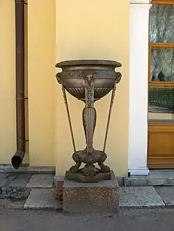 Вазы у домика.  Объект культурного наследия № 7810549049№ 7810549049