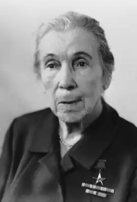 Л.А.Фотиева с золотой медалью «Серп и Молот» в 1971 году