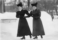 Лидия Попова (слева) на катке Юсупова сада. 1904 год