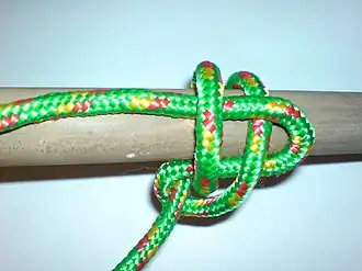Лисельный узел, завязанный синтетической верёвкой на шесте
