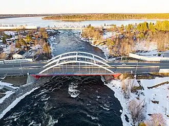Вид на порог и мосты сверху зимой