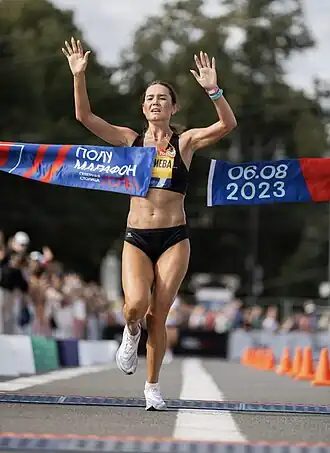 Луиза Дмитриева победитель полумарафона Северная столица 2023 год