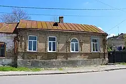 Памятник архитектуры — Кирпичный жилой дом по Караимской улице, 9 (другие изображения).