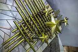 Композиция в торце центрального зала