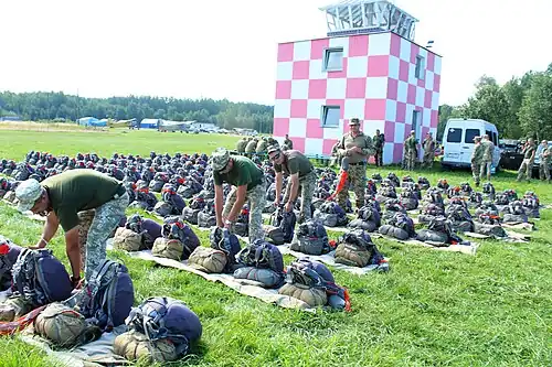 Военнослужащие 80-й отдельной десантно-штурмовой бригады готовятся к тренировочным прыжкам с парашютом, август 2018 года