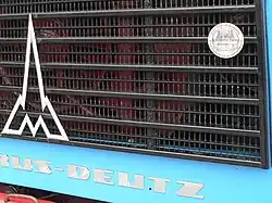 Эмблема «300 000 без капремонта» на передней облицовке Магируса