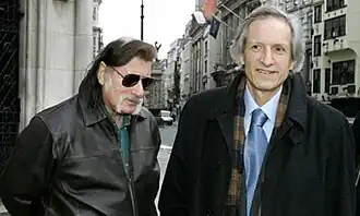 Майкл Бейджент и Ричард Ли (слева) у здания Верховного суда Великобритании в Лондоне