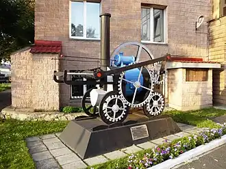 Макет первого в мире паровоза «Колбрукдейл» Ричарда Тревитика. Находится возле цехов ремонта тепловозов локомотивного депо.