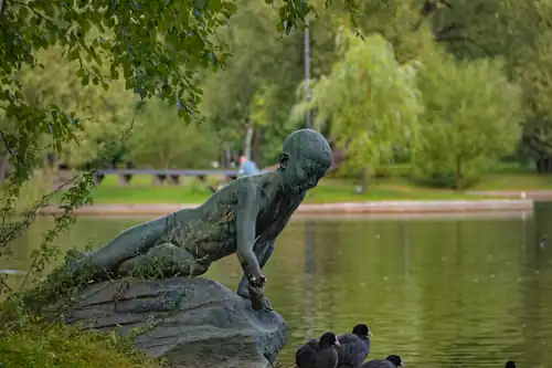 Статуя мальчика с корабликом, лишённая кисти руки