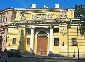 Портик служительских конюшен, левое строение композиции;  Объект культурного наследия народов РФ федерального значения. Рег. № 781610415560066 (ЕГРОКН). Объект № 7810640012 (БД Викигида)