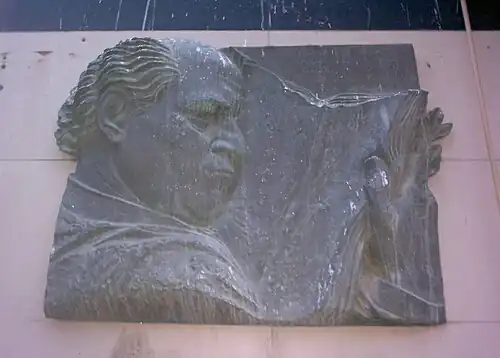 Мемориальная доска на стене дома, в котором проживал Демирчизаде