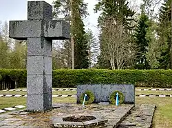 Мемориальное кладбище возле церкви в Китеэ