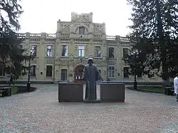 Памятник Дмитрию Менделееву на территории Киевского политехнического института