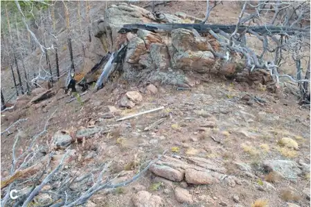 Перемычка между скал из цепочки камней