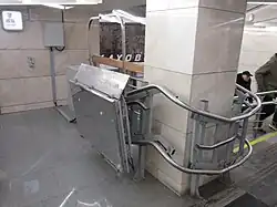 Аппарель для маломобильных пассажиров в вестибюле