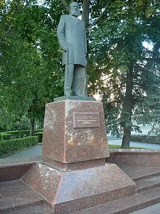 Памятник Митрофану Клюеву у Липецкого театра драмы имени Л. Н. Толстого