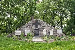 Могилы у входа в монастырь