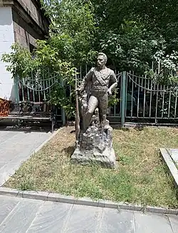 Монумент возле музея