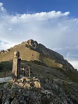Монумент на вершине горы Хуступ