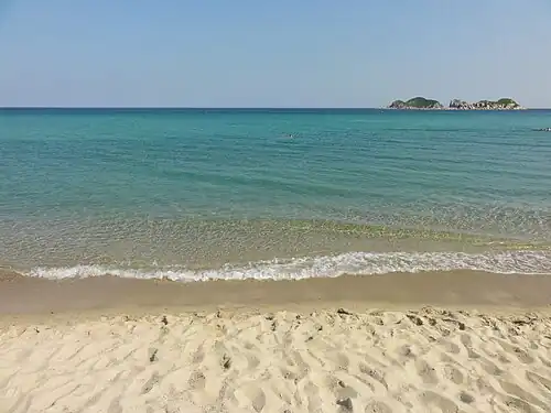 О-ва Скалы Крейсер напротив пляжа.