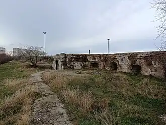 На заднем фоне траверс