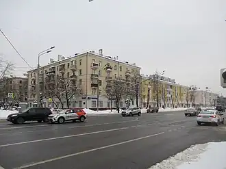 Дом 129/2 на углу улиц Судакова (слева) и Люблинской