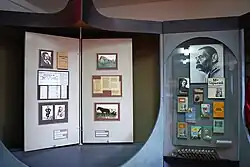 Слева — фрагмент экспозиции, посвящённый сложному отношению А. М. Горького к русскому крестьянству