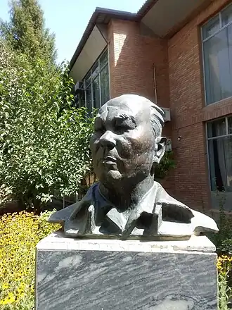 Памятник Тансыкбаеву в саду дома-музея