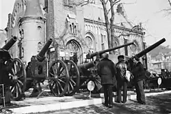 Посетители музея Тихоокеанского флота осматривают артиллерийские орудия Порт-Артура (1979 год)