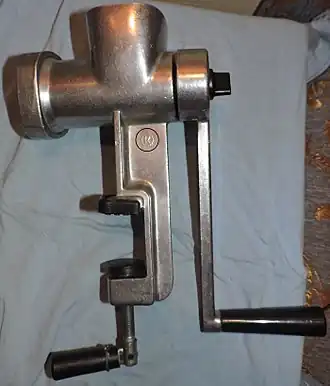 Ручная мясорубка, выпускавшаяся Кировским заводом Ленинграда (логотип предприятия обведён кружком)