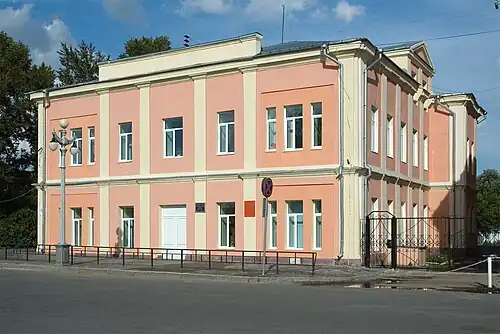 дом 4 — бывший дом купца Банникова, в 1873 году здесь П. И. Макушиным был открыт первый в Сибири книжный магазин  памятник архитектуры (региональный) № 7000191000