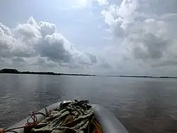 Найхинская протока, слева по борту — устье реки Анюй, вверх по протоке — село Найхин