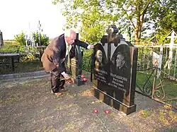 Н. В. Нарышкин возлагает цветы на могилу своих родителей и жены