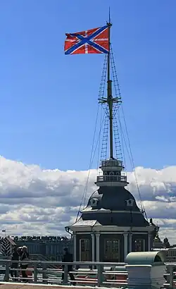 Крепостной флаг на Петропавловской крепости.