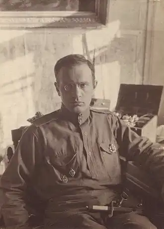 Зауряд-военный врач С. М. Нахимсон с нагрудным знаком Латышских стрелков образца 1915 года. Валка, сентябрь 1917 года