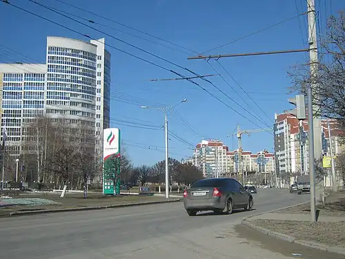 Начало проспекта в 2010 году (со стороны ул. 500-летия Чебоксар). Слева — дом № 5к2.