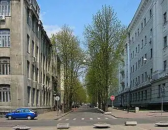 Начало Мироносицкой. Слева бывшее здание горкома ВКП(б) (дом 1, разрушен в 2022 году), справа — МГБ (дом 2)