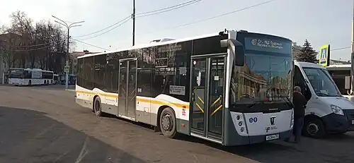 Пригородный автобус НефАЗ-5299-31-52 на стоянке рядом с Подольск, апрель 2023 года